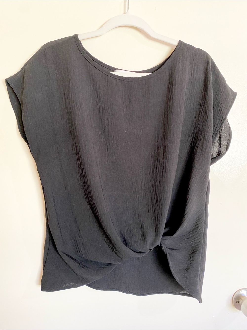 Gilli Elegant Black Short-Sleeve Twist-Hem Blouse Medium